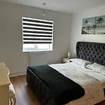 Oxfords 5 Star Lux 2 Bedroom Flat Near Jr 5 Pax, Permit Parking